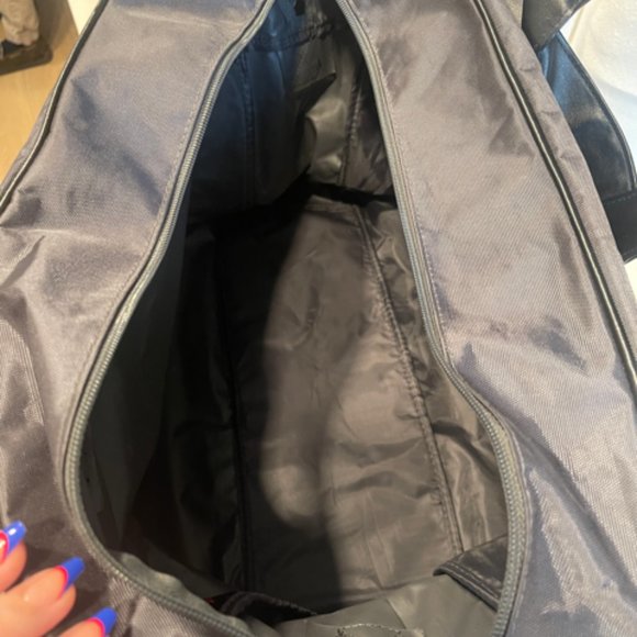 Guess Duffle Bag, Gym Bag, Carry On - Picture 2 of 4